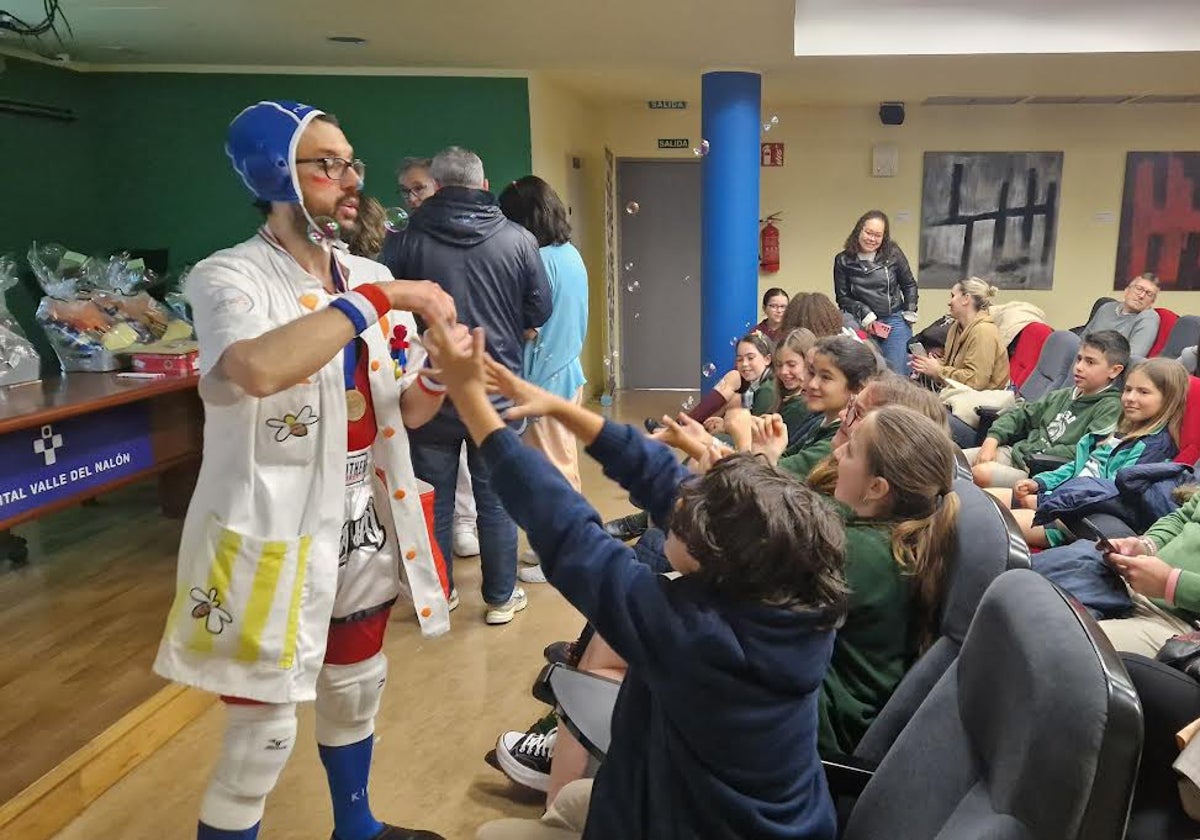 El doctor Pentanca presentándose en el hospital Valle del Nalón