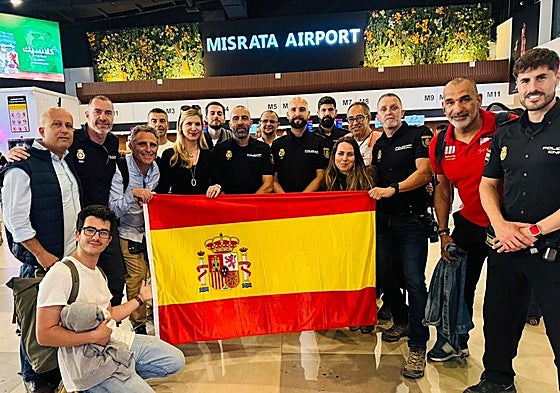 Los españoles, a punto de coger el avión.