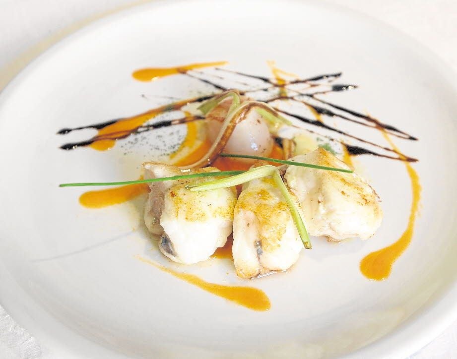 Un plato con merluza de protagonista.