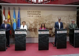 Los alcaldes de Faro, Gijón, La Coruña, San Sebastián y Bilbao, este jueves, en el Palacio Revillagigedo, donde presentaron la 'Declaración Gijón' de la red Atlantic Cities.