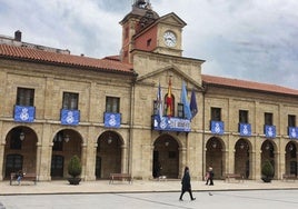 El ayuntamiento, engalanado con los colores del Real Avilés.