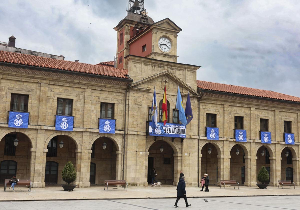 El ayuntamiento, engalanado con los colores del Real Avilés.