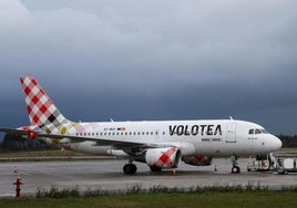 Una aeronave de Volotea estacionada en la plataforma del aeropuerto de Asturias.