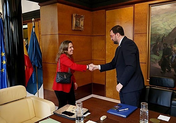 María Calvo saluda a Adrián Barbón antes de mantener un encuentro la sede de Presidencia.