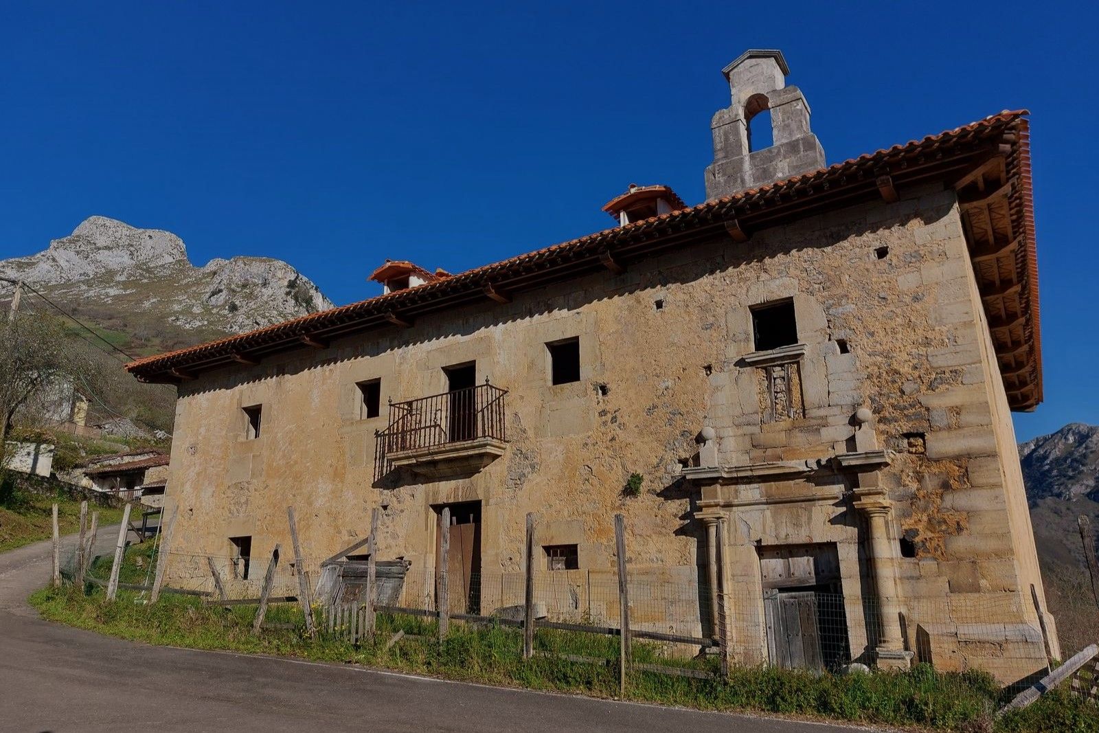 Imagen secundaria 1 - Iglesia de San Juan de Ciliergo/ Casona en Panes/ localidad de Bores.