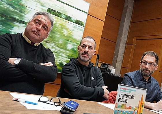 El edil Alejandro Villa; el alcalde de Siero, Ángel García; y David Llanos, técnico municipal.