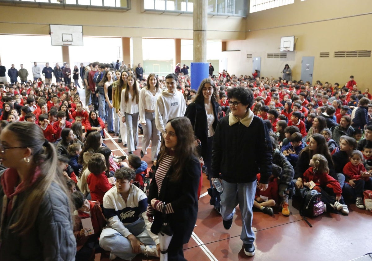 El alumnado de bachillerato se despide de los más pequeños.