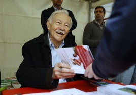 Eduardo Mendoza durante una firma de libros.