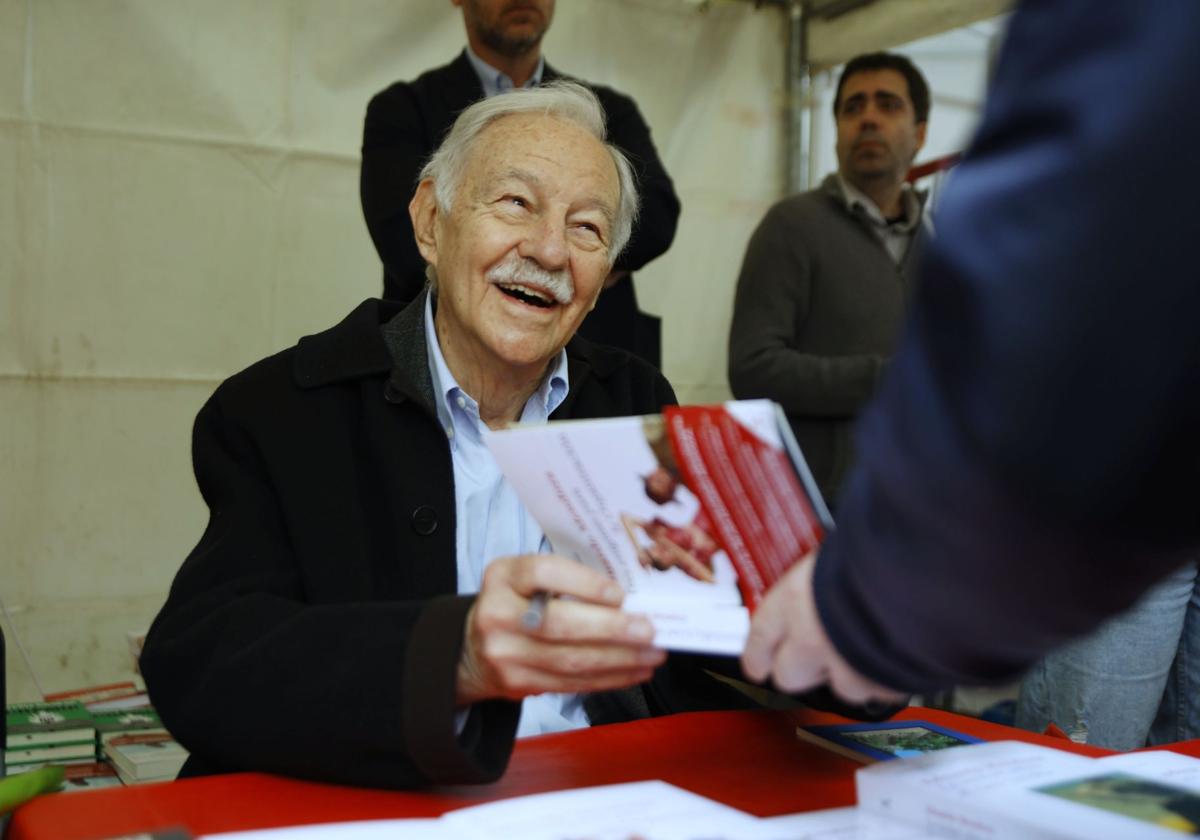 Eduardo Mendoza durante una firma de libros.