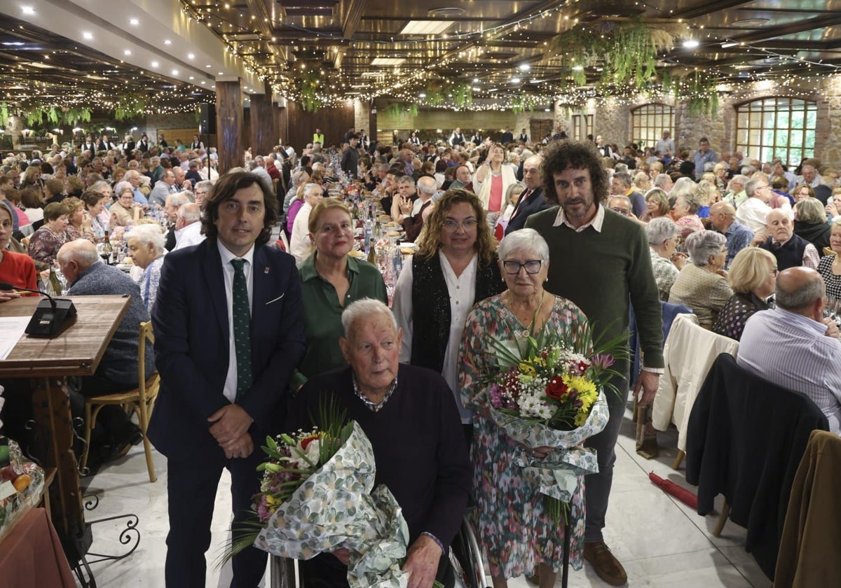 Ramón González y Esmeralda García, entre el alcalde de Llanera y el edil de Festejos.
