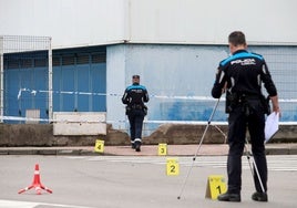Dos agentes de la Policía Local recogen pruebas en el lugar del atropello en una imagen de archivo.