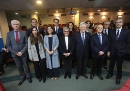 Los galardonados, con la consejera de Salud y la directiva de la Real Academia de Medicina y Cirugía del Principado.