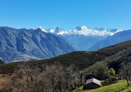 Maravillosas vistas a los Picos de Europa y al Urriellu durante esta gran ruta, que abarca casi 40 kilómetros y va desde Panes (en Peñamellera Baja) hasta Carreña (en el concejo de Cabrales).