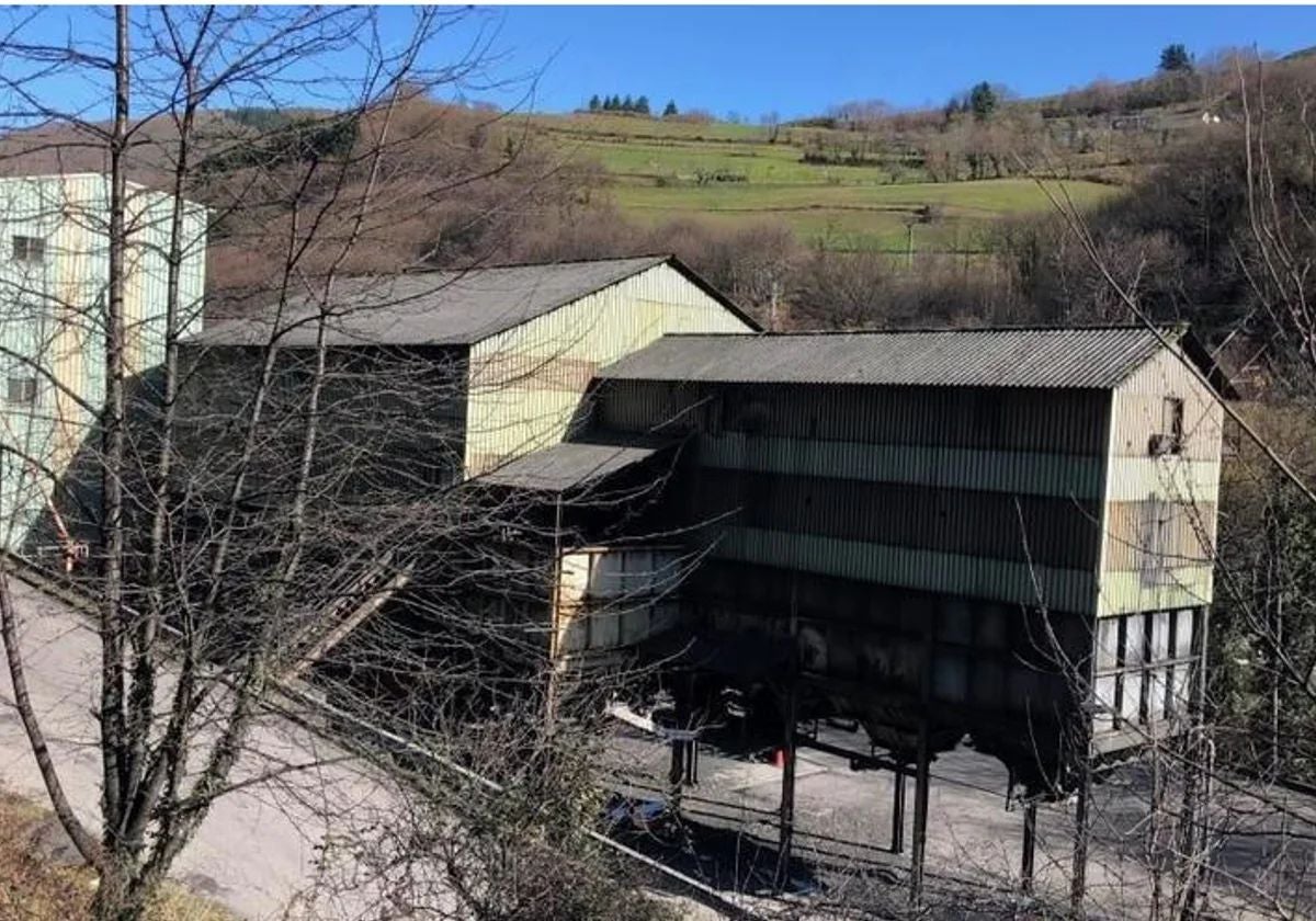 Instalaciones exteriores de la mina de Vega de Rengos, paralizada por el Principado hace un mes.