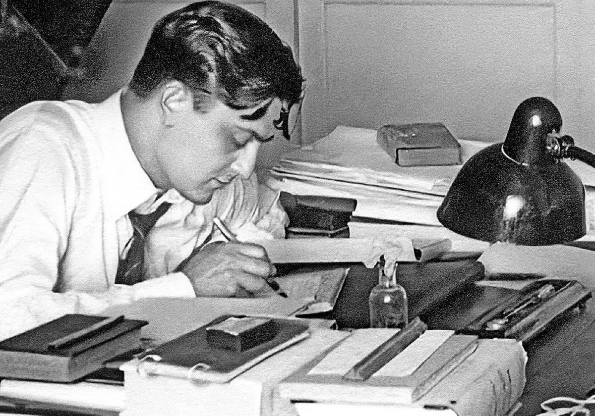 Luis Martín-Santos, escribiendo en su despacho.