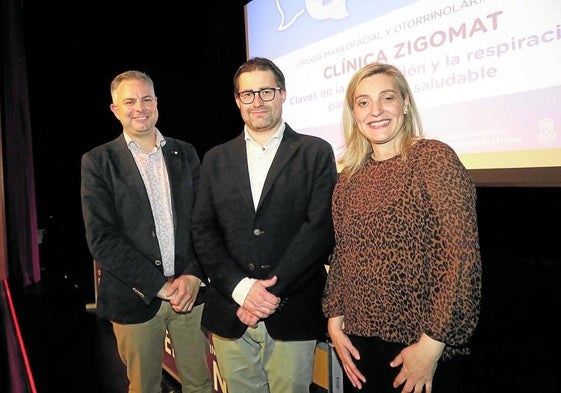Los doctores Alejandro Pelaz y Sergio Obeso, de la clínica Zigomat, con Mónica Yugueros, en la cuarta Charla de la Salud.