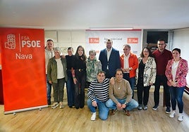 La agrupación socialista de Nava con el presidente, Adrián Barbón, y el secretario general, Juan Cañal, en el centro.
