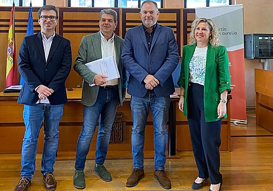 El edil Arturo Fernández, el alcalde de San Martín del Rey Aurelio, José Ramón Martín; el presidente de la Cámara de Comercio de Oviedo, Carlos Paniceres, y la responsable de la Antena Cameral, Leticia Fernández.