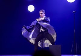 Berto Romero, durante su actuación en el teatro de la Laboral.