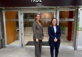 Ángela de Miguel y María Calvo, en la sede de Fade.