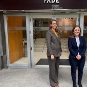 Ángela de Miguel y María Calvo, en la sede de Fade.