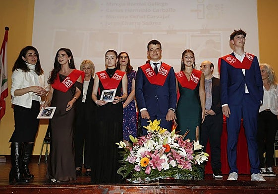 135 alumnos del IES Doña Jimena se graduaron este viernes