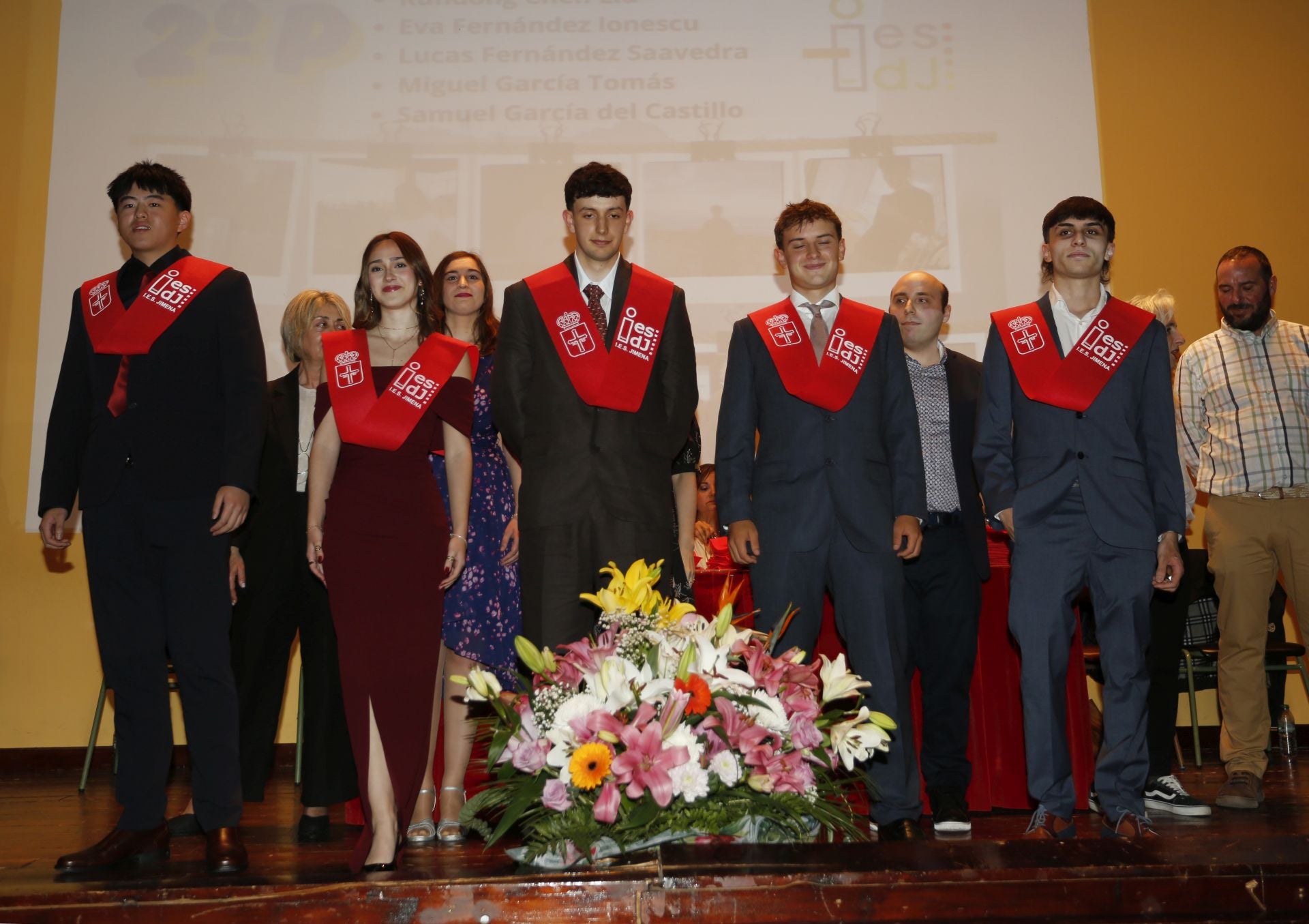 135 alumnos del IES Doña Jimena se graduaron este viernes
