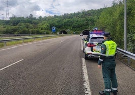 Un agente de la Guardia Civil de Tráfico en Asturias.