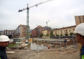 La obra del nuevo edificio en construcción entre la calle Vázquez de Mella y la plaza de Ángel González.