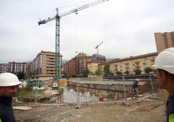 La obra del nuevo edificio en construcción entre la calle Vázquez de Mella y la plaza de Ángel González.
