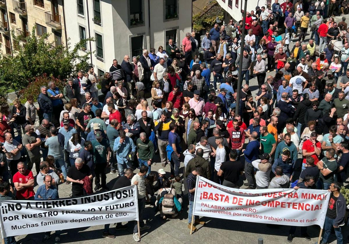 La plantilla de la mina de Cangas del Narcea parada por el Principado de Asturias se echa a la calle: «Basta de incompetencia»