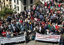 Concentración de trabajadores de Tyc Narcea en protesta por la paralización de la mina decretada por el Principado a inicios de abril.