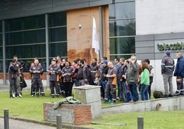 La plantilla de Zener protagoniza una protesta por las calles de Gijón