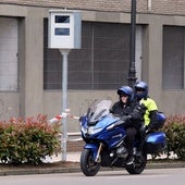 Una moto pasa ante el cajón del radar recientemente instalado a la altura del número 13 de la calle Hermanos Pidal.