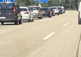 Arde un camión en la A-8 a la altura de San Andrés de los Tacones