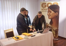 Víctor García Ordás, director de la Fundación Secretariado Gitano en Asturias, prepara el ordenador para la presentación