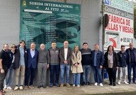Organizadores, autoridades y pilotos, ante el mural con el palmarés de la Subida al Fito.