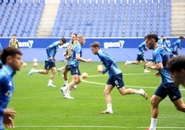 La plantilla ovetense realizó ayer la última sesión de entrenamiento de la semana en el estadio Carlos Tartiere para preparar el encuentro de esta tarde ante el Zaragoza en el que aspira a una victoria que le mantenga en la lucha por el ascenso directo y asegure el ´play off´.