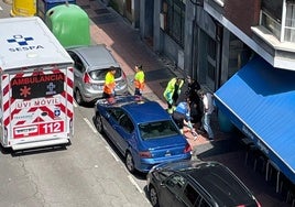 El hombre herido, siendo atendido en el suelo.
