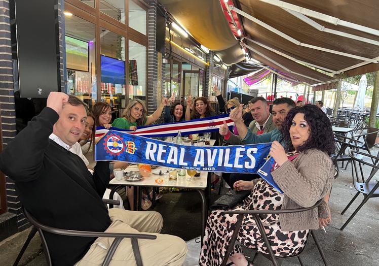 La afición ya está preparada para animar al equipo en las gradas.