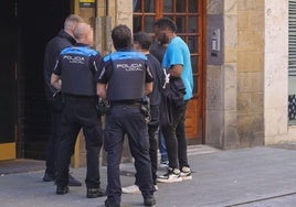 Intervención policial en el pub de la calle San Antonio.