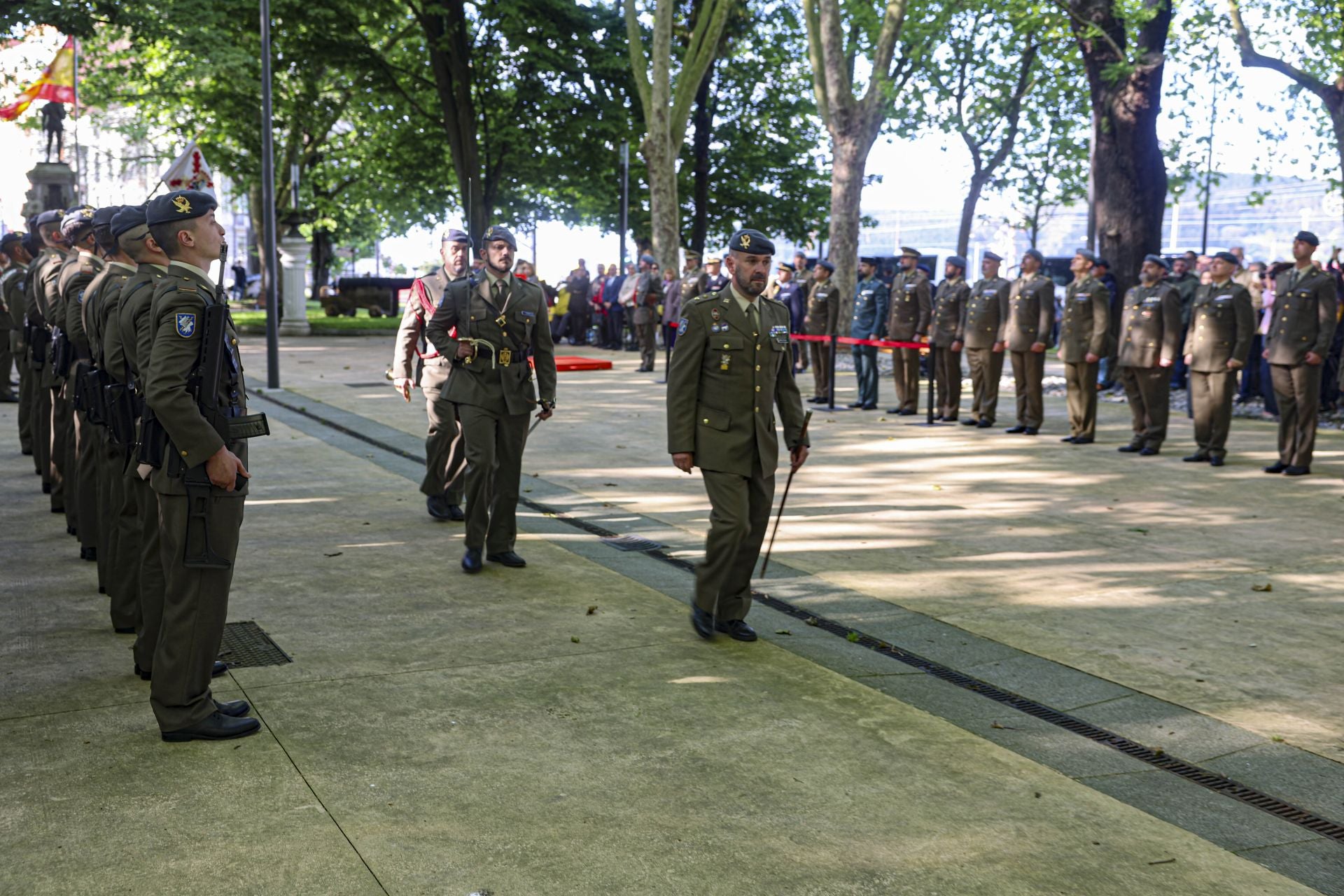 Así fue el arriado de la bandera de España en Avilés