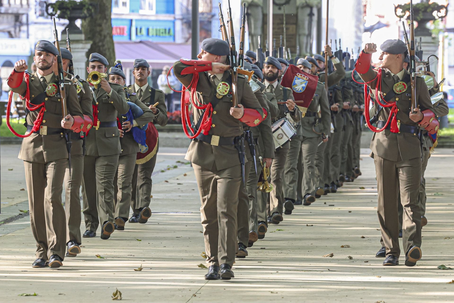 Así fue el arriado de la bandera de España en Avilés