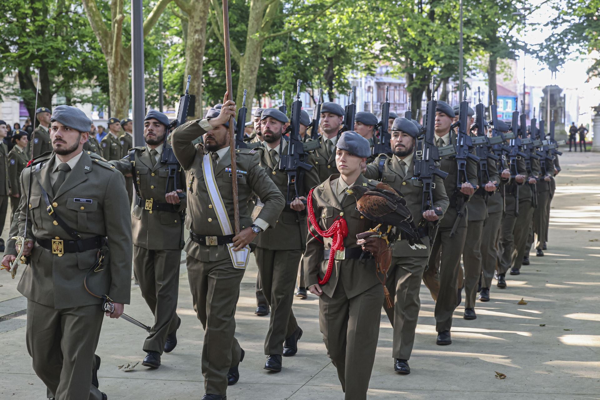 Así fue el arriado de la bandera de España en Avilés