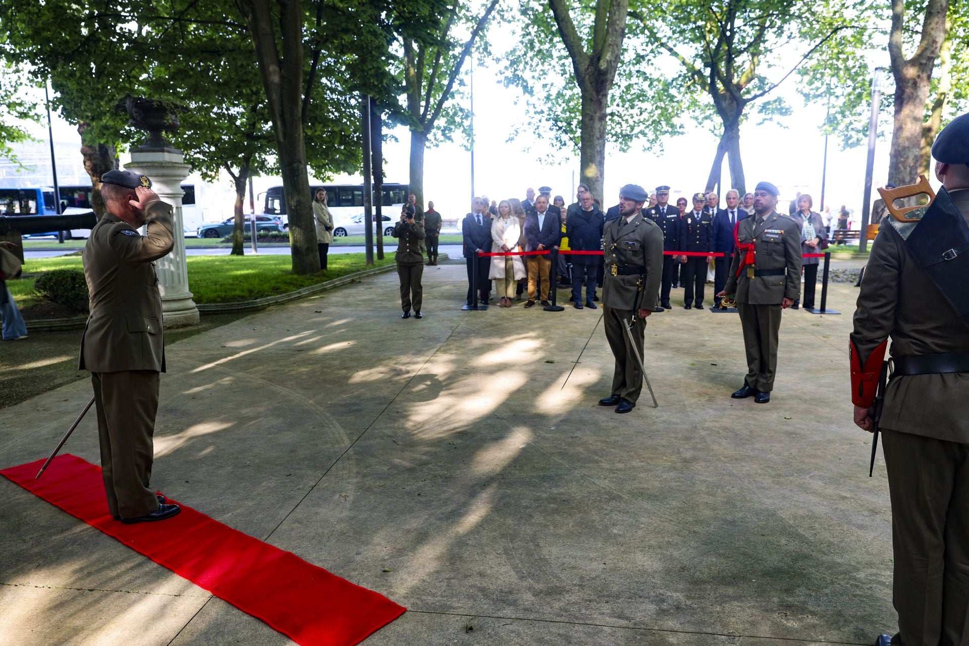 Así fue el arriado de la bandera de España en Avilés