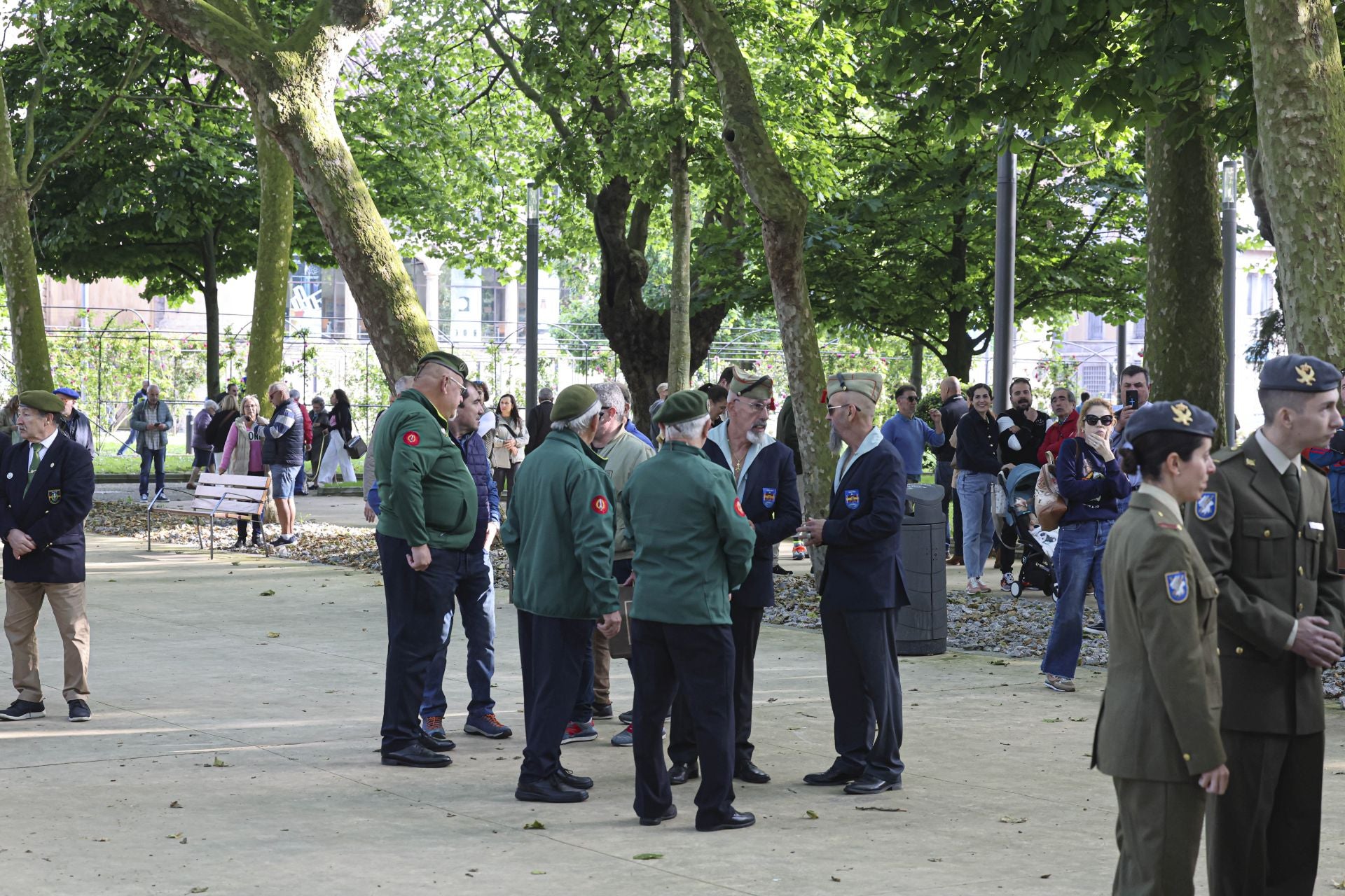 Así fue el arriado de la bandera de España en Avilés