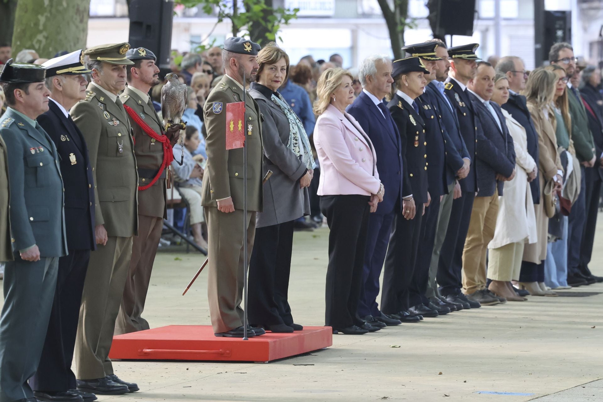 Así fue el arriado de la bandera de España en Avilés