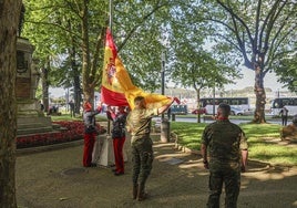Arriado de la bandera que ondeaba frente a la escultura de Pedro Menéndez.