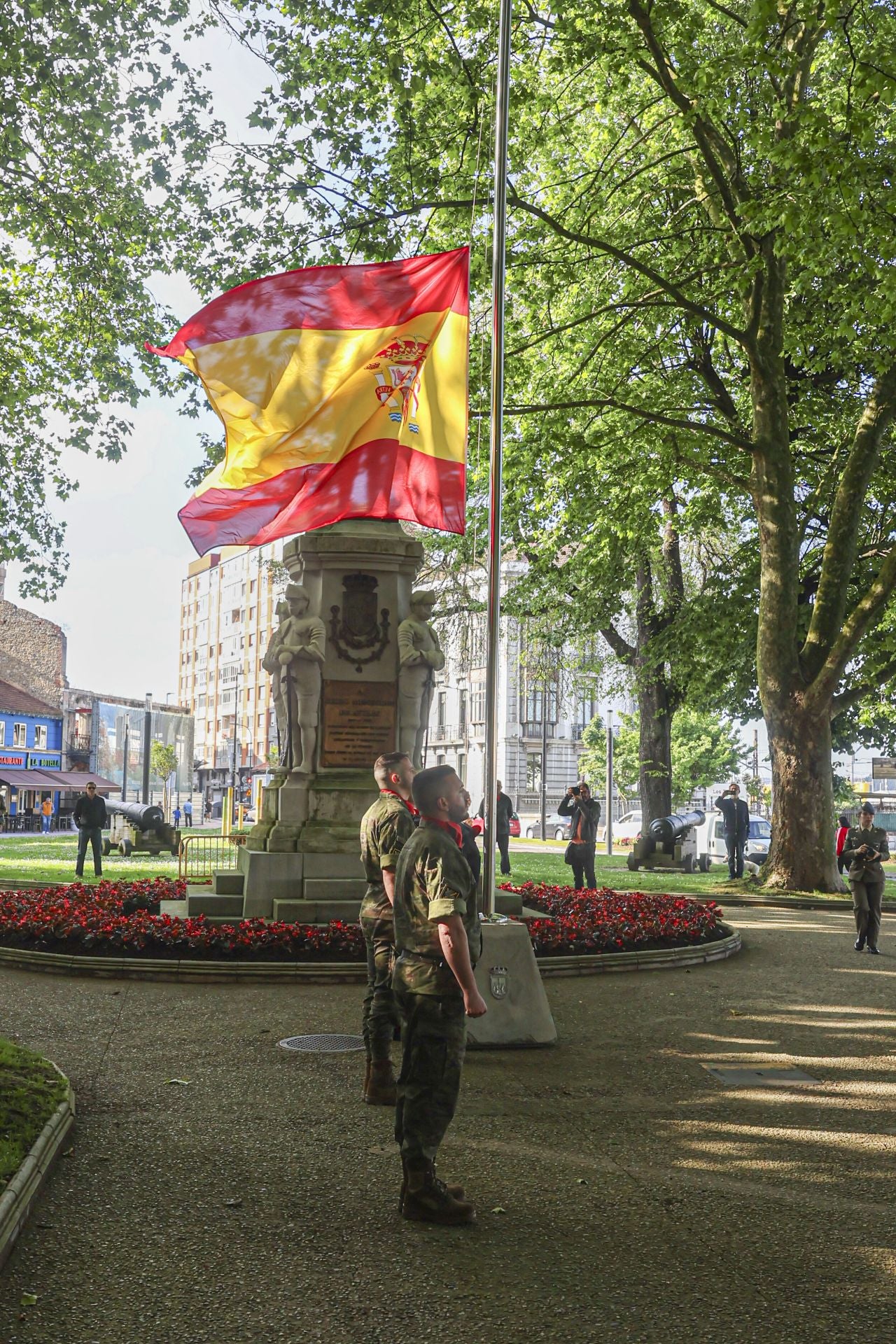 Así fue el arriado de la bandera de España en Avilés