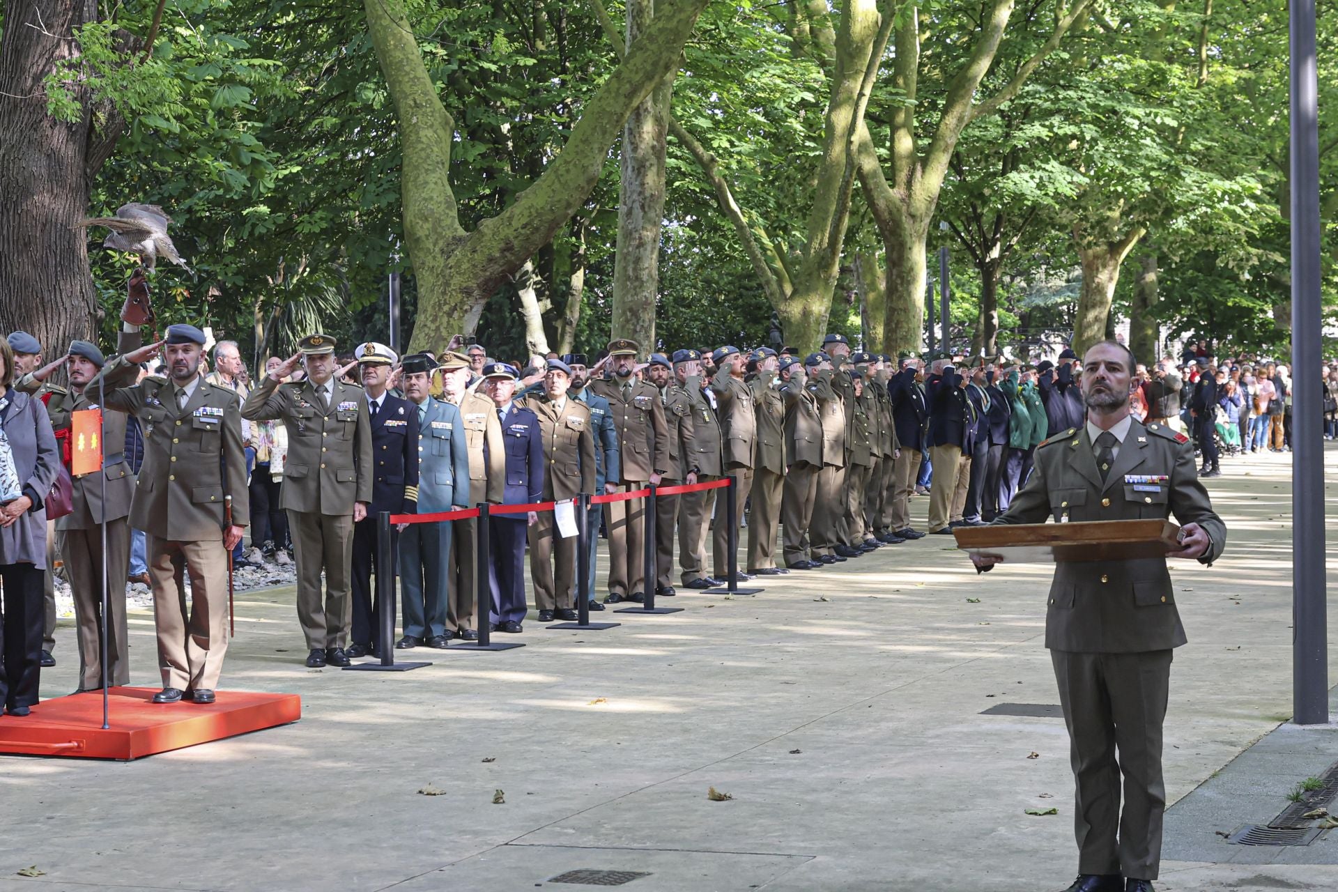 Así fue el arriado de la bandera de España en Avilés